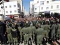متظاهرون يهتفون أمام قوات الأمن المغربية خلال مسير