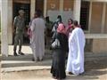 موريتانيون ينتظرون خارج مركز للاقتراع من اجل الإدل
