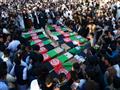 افغان يتجمعون حول جثامين ضحايا ويهتفون ضد تنظيم ال