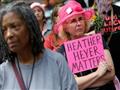 امرأة تحمل لافتة عليها اسم هيذر هيير خلال تجمع تكر