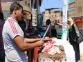 توافد العشرات من أهالي مدينة دمياط على شادر بيع اللحوم بأسعار مخفضة (4)                                                                                                                                 