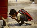 طفل سوري نازح من الرقة يشرب المياه في مخيم للنازحي