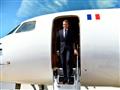 الرئيس الفرنسي إيمانويل ماكرون يترجل من الطائرة لد