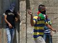 فلسطيني يستخدم مقلاعا لرشق الجنود الإسرائيليين خلا