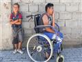 جاد الله والي (16 عاما) في كرسي متحرك في حي للروما