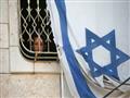 طفل ينظر عبر نافذة بيت فلسطيني يحتله مستوطنون في م