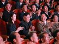 الزعيم الكوري الشمالي كيم جونغ-اون  والي يمينه زوج