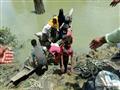 سكان في بنغلادش يساعدون اللاجئين الروهينغا على الن
