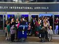 مسافرون يغادرون مطار لوس انجليس في 29 حزيران/يونيو