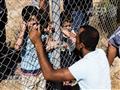 لاجئ سوري يريد احتضان أبنائه في معسكر الاجئين