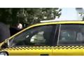 بالفيديو.. سائق يعذب زوجته بربطها بالسيارة بعد خلا