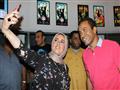 سامح حسين وسيلفي مع واحدة من المعجبات                                                                                                                                                                   