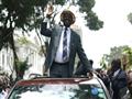 زعيم المعارضة في كينيا رايلا اودينغا يلوح لمؤيديه 