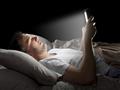  استخدام الموبايل قبل النوم يؤثر على الساعة البيلو