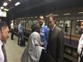جولة مفاجئة لوزير النقل في محطات مترو الانفاق