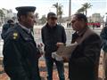 مواطن يوزع شيكولاتة وورود على رجال الشرطة (3)                                                                                                                                                           