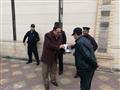 مواطن يوزع شيكولاتة وورود على رجال الشرطة (4)                                                                                                                                                           