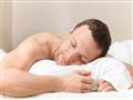 فوائد النوم عاريا