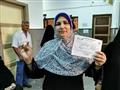مواطنون يلتقطون صور تذكارية مع استمارة المبادرة في بورسعيد (4)                                                                                                                                          