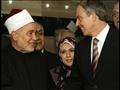رئيس وزراء بريطانيا توني بلير يصافح الشيخ طنطاوي في الأزهر الشريف بالقاهرة                                                                                                                              