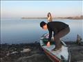 فنان صيني يبحث كيف يجرى تزيين القارب                                                                                                                                                                    