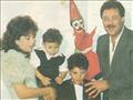 أحمد الفيشاوى مع والدته سمية الالفى وووالده فاروق الفيشاوي وشقيقه عمر فى صورة عائلية                                                                                                                    
