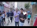 الإعلامي عمرو الليثي مع المواطن الكفيف