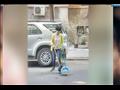 سيدة يابانية تنظف أمام منزلها في الزمالك