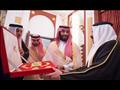 ملك البحرين يمنح ولي العهد السعودي وسام