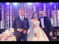 عمرو دياب مع العروسين                                                                                                                                                                                   