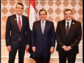 وزير البترول يتوسط رئيس شركة اكسون موبيل العالمية ورئيسها بمصر                                                                                                                                          