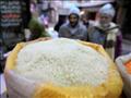 شوال من الأرز معروض بأحد الأسواق