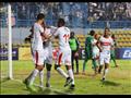 فريق الزمالك يحتفل بهدفه أمام القطن