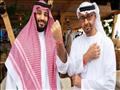 السوار الأحمر في يد محمد بن سلمان ومحمد بن زايد