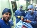 الفريق الطبي خلال عملية استئصال الورم (3)