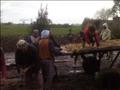 الاهالي يدفعون عربة الكارو للمساعدة في سيرها (2)