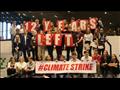 محتجون يرفعون شعارات خلال مؤتمر المناخ