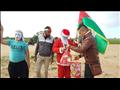 فلسطيني يوزع ورود على حدود غزة بملابس سانتا كلوز (3)                                                                                                                                                    
