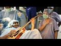 فنان جنوب أفريقي يعزف الجيتار أثناء خضوعه لجراحة ف