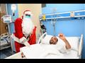 بابا نويل يوزع هدايا الكريسماس على مرضى الأورام با