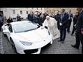 بابا الفاتيكان يوقع على سيارة لامبورجيني