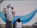 طالبات ينفذن الرسم على الجدارية                                                                                                                                                                         