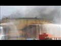 سيارات  اطفاء المنطقة البترولية تواصل احتواء آثار الحريق  (4)                                                                                                                                           