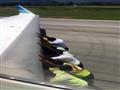 عمال في مطار إندونيسي يدفعون طائرة ركاب وزنها 30 طنًا                                                                                                                                                   