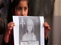 طفلة تحمل صورة زينب أثناء احتجاج في العاصمة الباكس