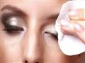 الطرق الصحيحة لإزالة مكياج العيون دون ظهور التجاعي