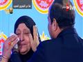 السيسي يمسح دموع والدة أحد الشهداء