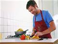 6 مهارات أساسية على كل رجل تعلمها .. الطهي أبرزها