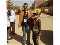 طفلة ترتدي بدلة جيش بصحبة والدها في الانتخابات (1)