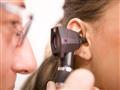 التهاب الأذن الوسطى قد يسبب ثقب بالطبلة.. هكذا نتع